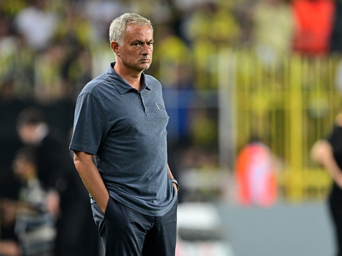 Mourinho bị chế nhạo thậm tệ sau trận thua đại kình địch