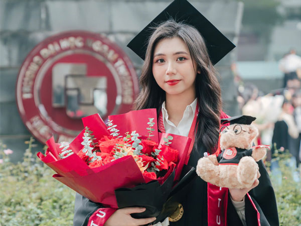 Nữ sinh đỗ Thạc sĩ của Thanh Hoa từ khi còn chưa tốt nghiệp ĐH: 'Học bá bản địa cố 1, mình sẽ phải cố 10'