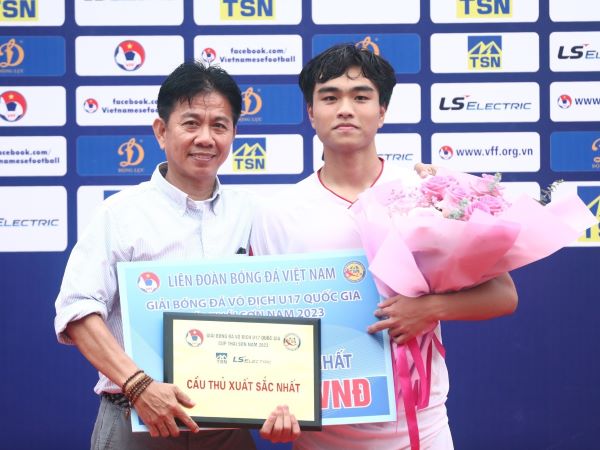 Trước ngày bùng nổ giúp tuyển Việt Nam thắng 5-0, vì sao tiền vệ 2k6 từng từ chối dự giải châu Á?