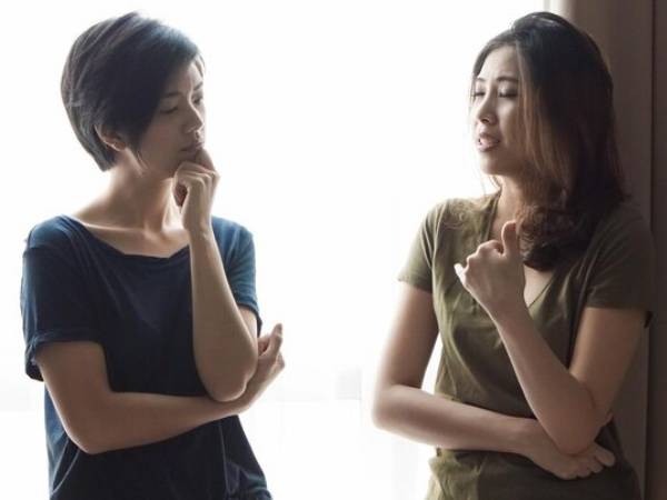 Em chồng khoe lương 40 triệu/tháng, tôi cười mỉa chỉ vào chiếc máy giặt trong góc nhà mà em xấu hổ cúi gằm mặt