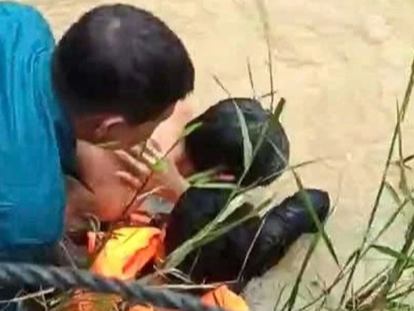 Giải cứu thành công nam thanh niên bị lũ cuốn trôi, mắc kẹt giữa sông suốt 9 ngày