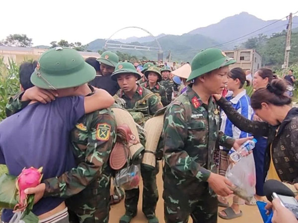 Xúc động hình ảnh người dân xếp hành dài, bật khóc khi tiễn các anh bộ đội rời Làng Nủ