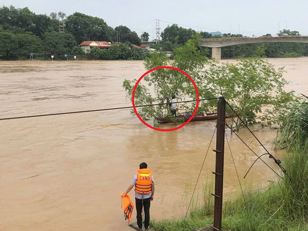 Người đàn ông bị lũ cuốn trôi 2 km trên sông Mã