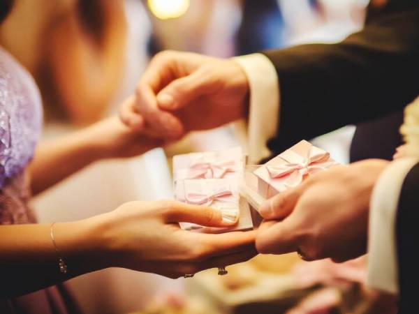 Bạn 10 năm không gặp chê tiền mừng cưới ít, tôi phản ứng khiến cô ấy xấu hổ