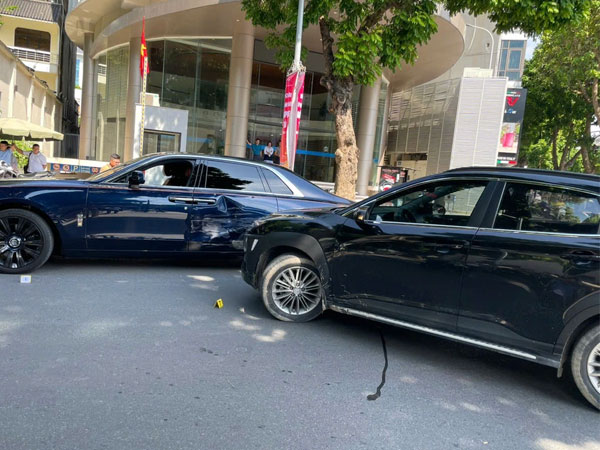 'Biệt thự di động' Rolls-Royce Ghost bị Hyundai Kona đâm móp cửa trên phố Hà Nội