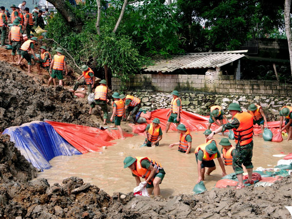 Hàng trăm người cứu đê bị thấm nước ở Thanh Hóa