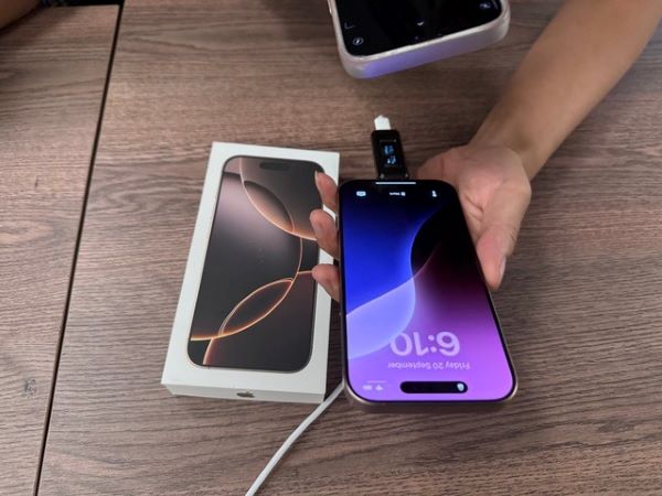 iPhone 16 Pro Max vàng sa mạc 'cháy' hàng, cửa hàng 'ép' khách mua thêm gói bảo hành