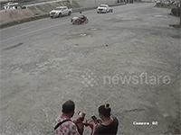 Bánh xe suýt đâm trúng người bên đường sau khi tuột ra khỏi xe bán tải