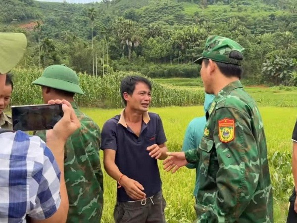 Thương hơn chữ thương: Anh Thới đã khóc khi chia tay các chiến sĩ rời Làng Nủ