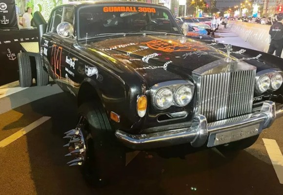 Rolls-Royce bán tải độc nhất, dở chứng nhiều nhất Gumball 3000