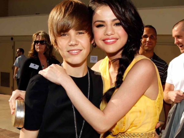 Selena Gomez cũng đã bị 'ông trùm tình dục' coi như người phục vụ khi còn hẹn hò Justin Bieber