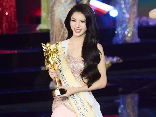 Á hậu Tường San vạ miệng