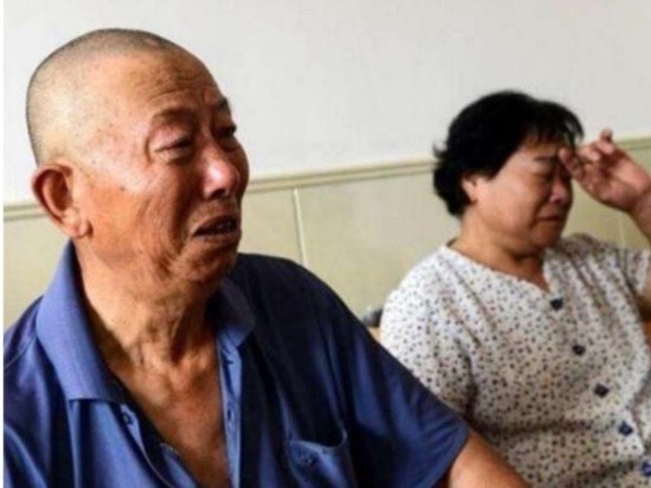 Anh tôi kiếm 100 triệu/tháng, vậy mà ngày bố mẹ xây nhà xong, người ta đến yêu cầu bán nhà trả nợ cho anh ấy