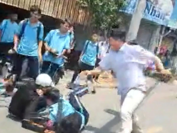 Đổ chai nước, nhóm sinh viên đánh hội đồng bạn học