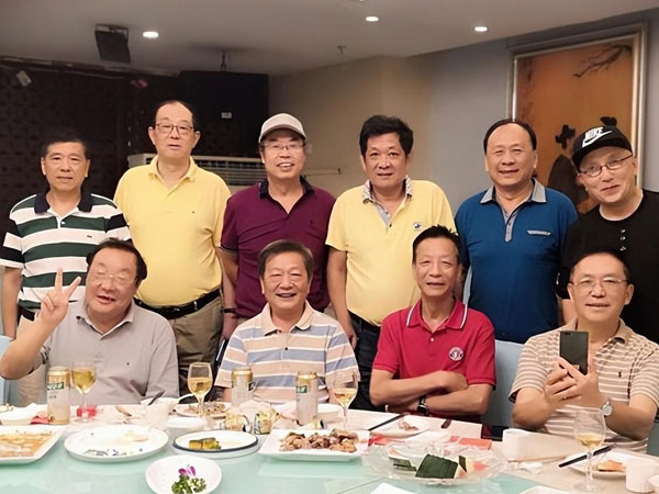 Giám đốc U50 đi họp lớp bao trọn bữa tiệc 35 triệu đồng, nhưng lại xin hết đồ ăn thừa: Về nhà nhận hàng loạt tin nhắn từ nhóm lớp mà lặng người