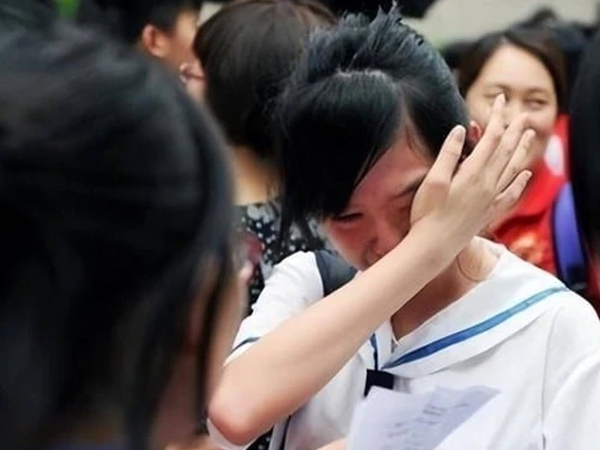 Con gái được nhận vào trường điểm, sau 4 năm học, ông bố bất ngờ được nhà trường thông báo: 'Con anh không đủ điều kiện học trường chúng tôi'