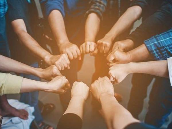 Choáng váng đi họp lớp: Ngỡ lạc vào hội chợ, bạn học chào bán đủ mọi thứ - Khi về tôi rút khỏi nhóm lớp!