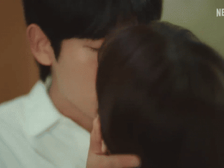 'Nam thần triệu người mê' Jung Hae In và những cảnh hôn nóng bỏng trên màn ảnh