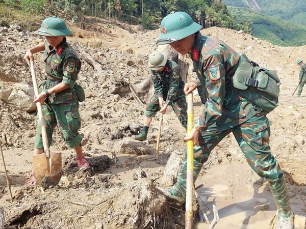 Thượng tá Trần Văn Dân nghẹn ngào: 'Chúng tôi xin lỗi vì chưa tìm được hết thân nhân của bà con'
