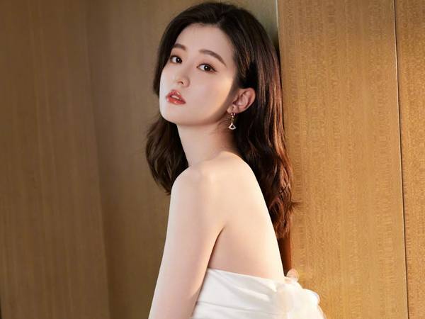 Mỹ nhân showbiz là ái nữ nhà tài phiệt siêu giàu: Ở biệt thự giá 700 triệu đồng/ m2, sân nhà chứa được 200 chiếc xe hơi, bố ruột sẵn sàng nuôi cả con rể