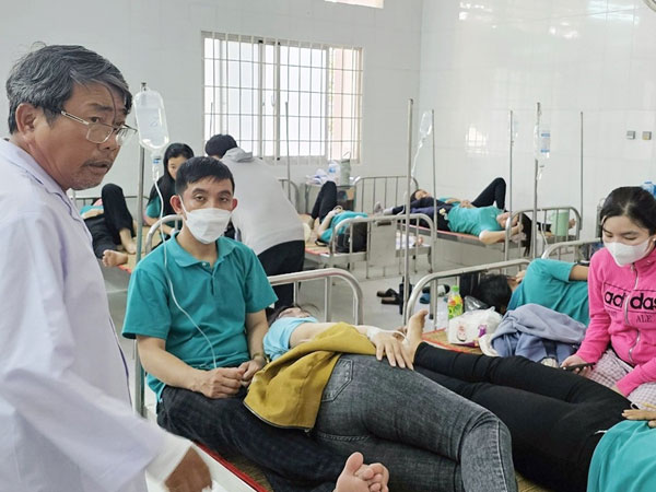 Tìm ra nguyên nhân hơn 200 người ngộ độc sau bữa ăn trưa