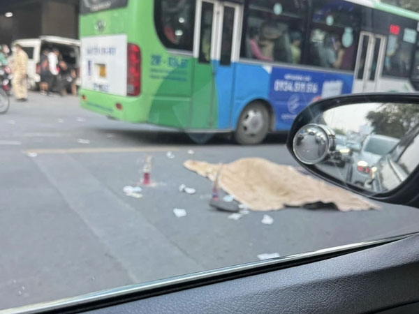 Va chạm xe máy ngã xuống đường, người đàn ông đi bộ bị ôtô chèn tử vong