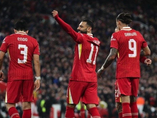 Đương kim vô địch Liverpool đè bẹp West Ham, Arsenal dội mưa bàn thắng ở League Cup