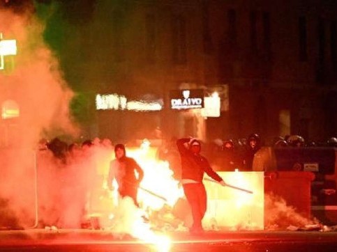 Bạo lực kinh hoàng ở bóng đá Italia: Hooligan tấn công cảnh sát bằng gậy bóng chày