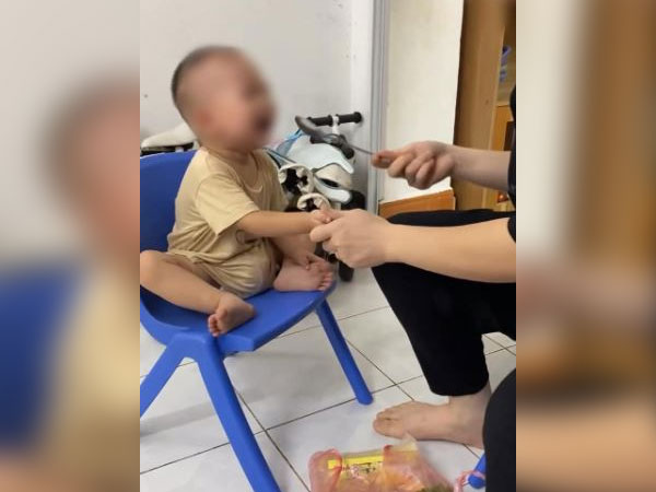 Tìm trường mầm non cho con, phụ huynh Hà Nội ngỡ ngàng khi thấy clip cô giáo đánh trẻ được đăng bởi chính tài khoản Facebook của trường?