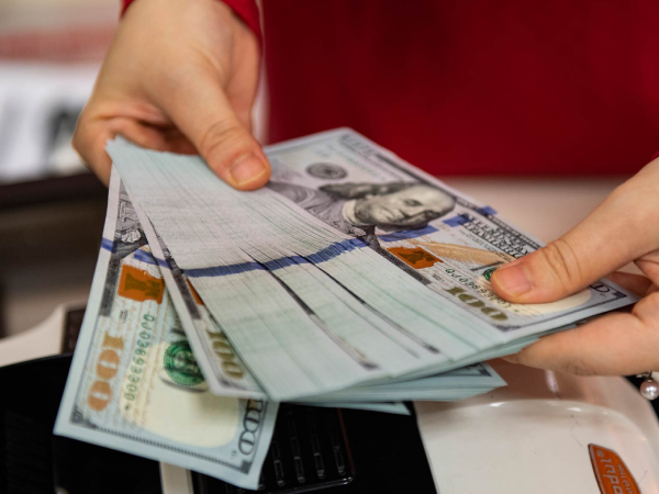Giá USD tự do tăng mạnh, ngân hàng đi xuống
