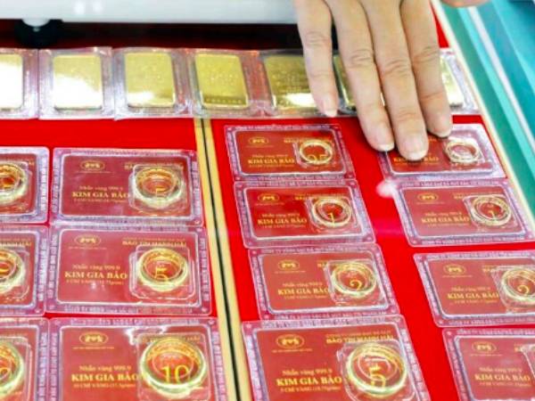 Giá vàng nhẫn cao chưa từng thấy, SJC có 'hiện tượng lạ'
