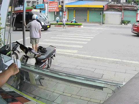 Thái Nguyên: Một người đàn ông bất ngờ lao ra giữa đường với hàng loạt hành động lạ lùng