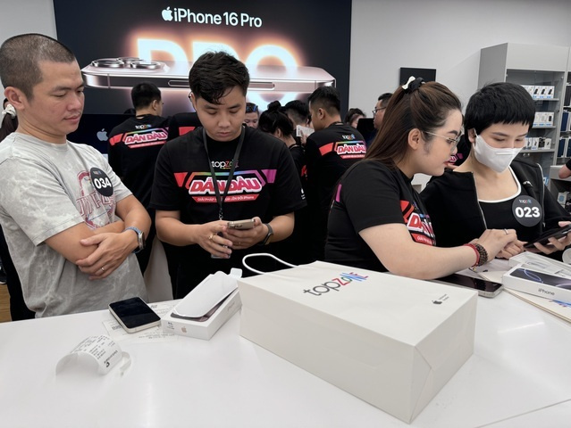 Rồng rắn xếp hàng lúc nửa đêm để được nhận iPhone 16 series chính hãng