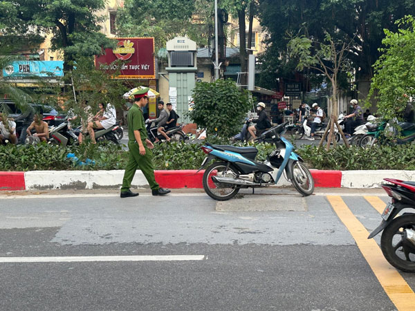 Hà Nội: Tông vào dải phân cách, 2 nam thanh niên cấp cứu trong tình trạng nguy kịch