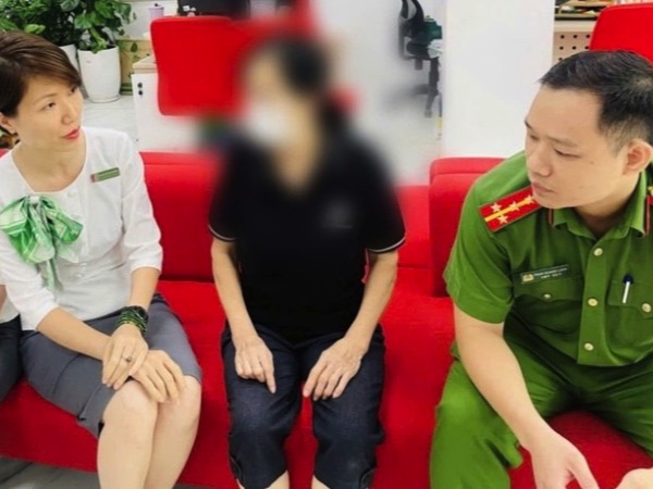 Người phụ nữ ở Hà Nội mất tiền vì chiêu lừa tặng quà dịp 20/10