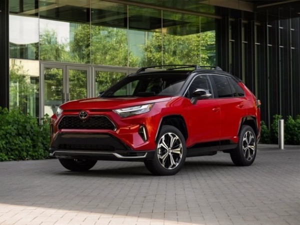 Toyota đổi tên 2 mẫu xe hybrid ăn khách