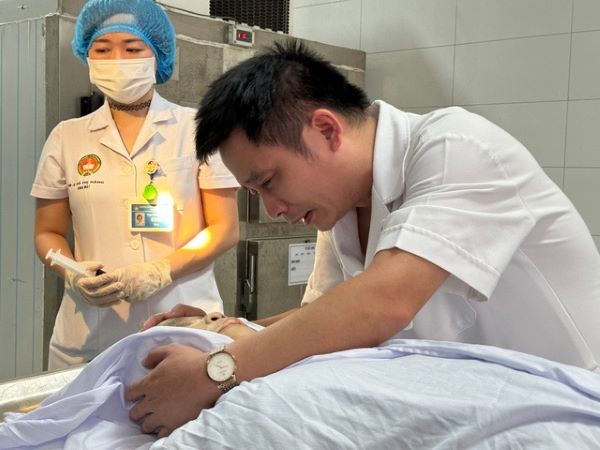 Nam bác sĩ bật khóc, ôm mẹ lần cuối sau khi hiến giác mạc của mẹ để mang lại ánh sáng cho 2 người