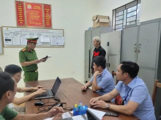 Chém liên tiếp vào đầu em trai, gây thương tích cho vợ và em dâu