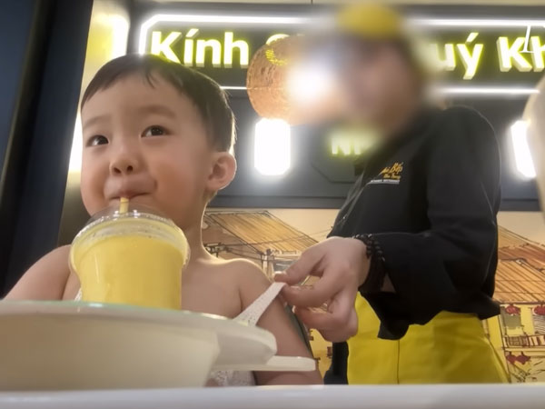 'Em bé nổi tiếng nhất Hàn Quốc' đi ăn ở Nha Trang, nhân viên nhà hàng có hành động chứng minh EQ 1000 điểm