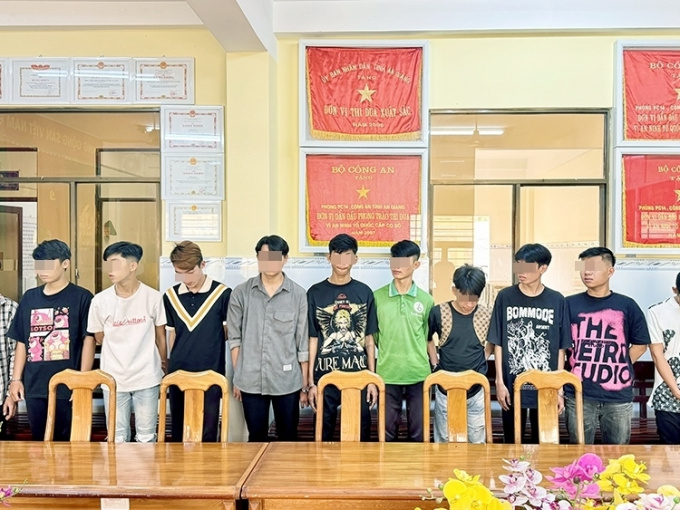 Bắt tạm giam 12 thanh thiếu niên về tội 'Giết người'