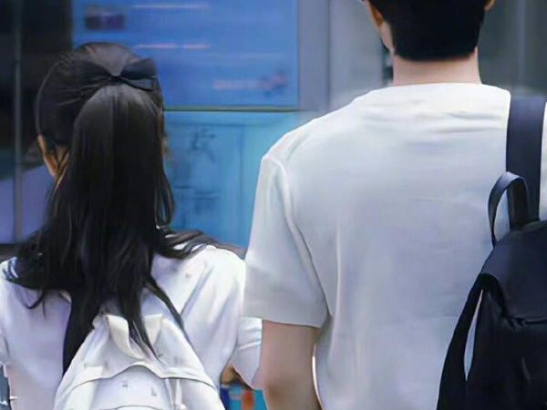Phát hiện con trai lớp 10 'suốt ngày nhắn tin với bạn nữ ngồi cùng', phụ huynh Hà Nội làm một điều khiến nhiều người nổi đóa: Chị quá dở rồi!