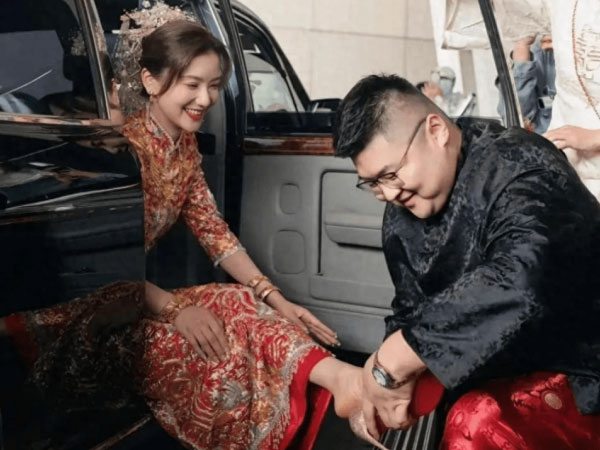 Một cặp đôi nổi tiếng MXH bỗng có 'biến': Vợ livestream tố chồng vô tâm, tất cả thể hiện chỉ là 'diễn'