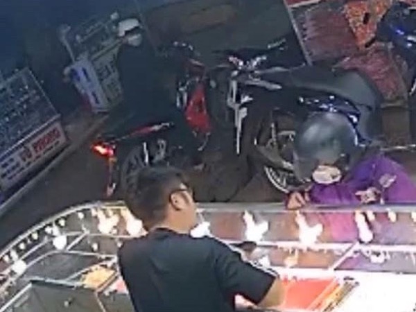 CLIP: Người phụ nữ giả vờ hỏi mua vàng rồi cướp 5 chỉ vàng