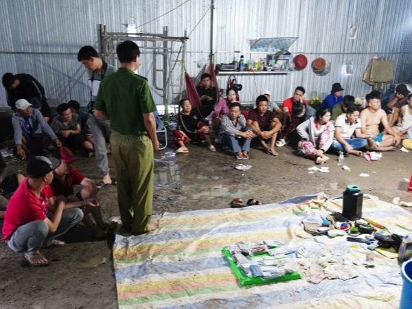 Triệt phá sòng bạc qui mô lớn, tạm giữ hình sự 16 đối tượng, gần 180 triệu đồng