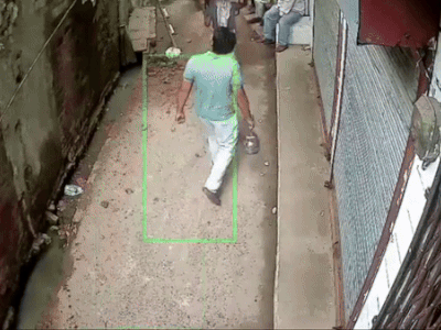 Clip: Ngôi nhà bất ngờ đổ sập, người dân hoảng sợ bỏ chạy