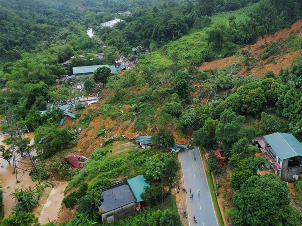 Sạt lở trên quốc lộ Hà Nội - Hà Giang, nhiều ngôi nhà bị sập