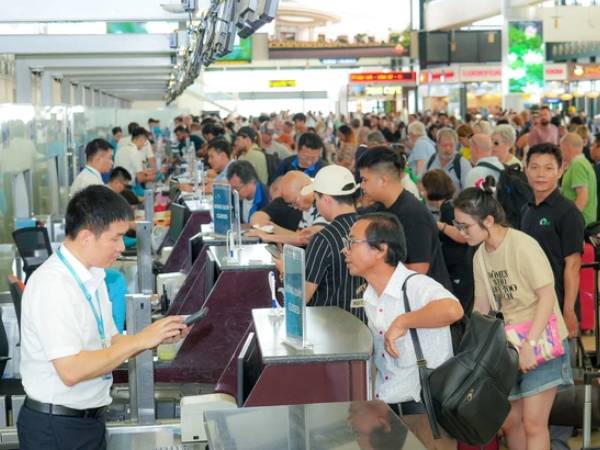 Dân 'kêu' vé bay Tết cao, Cục Hàng không nói gì?