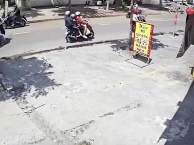 Hai nữ sinh bị hành hung giữa đường ở huyện Hóc Môn