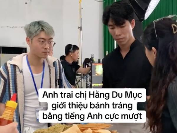 Anh trai Hằng Du Mục 'bắn tiếng Anh như gió' giới thiệu món bánh tráng Việt Nam khiến dân tình kinh ngạc