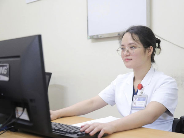 Nữ bác sỹ bị tấm kính rơi vào người chính thức đi làm trở lại